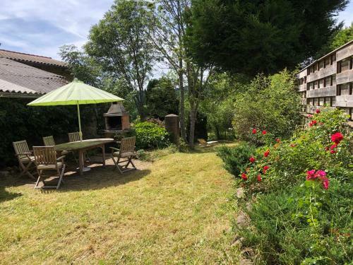 Large 100 Year Old House In Lovely Walking Area