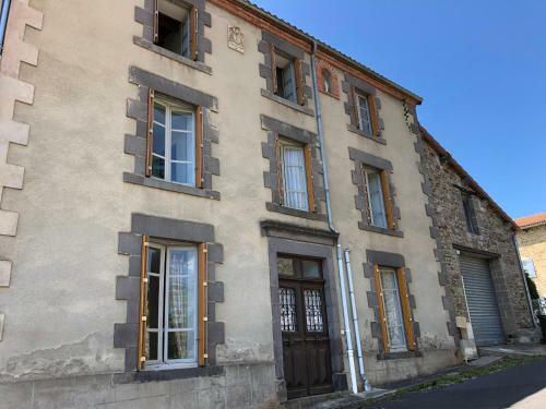 Large 100 Year Old House In Lovely Walking Area