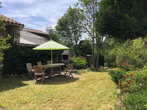 Large 100 Year Old House In Lovely Walking Area