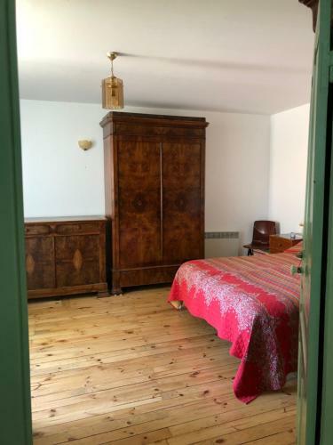 Large 100 Year Old House In Lovely Walking Area