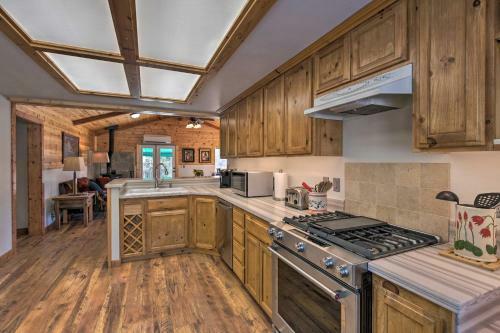 Victor Woodland Cabin Retreat With Fire Pit