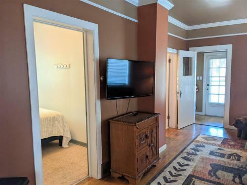 Dog Friendly Broadway Bungalow By Aaa Red Lodge Rentals