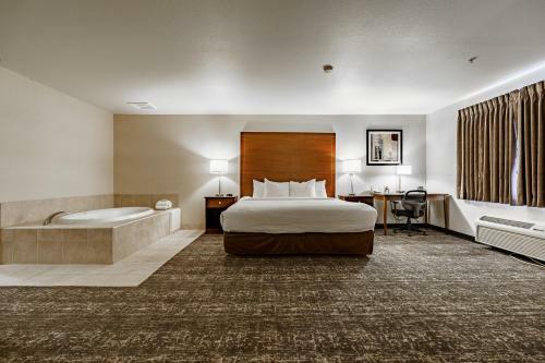 Hotel Comfort Suites At Royal Ridges