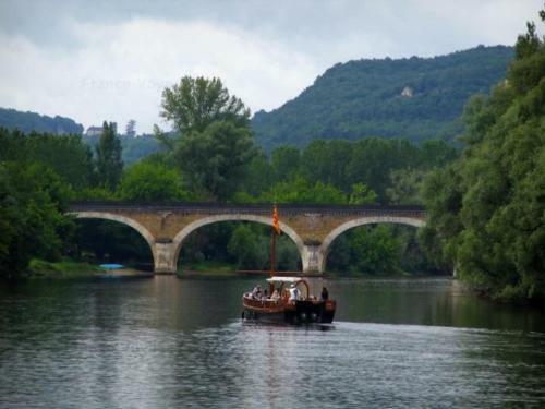 Perigourdine Typique Avec Piscine Et Jardin Clos