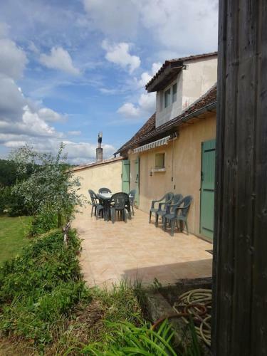 Perigourdine Typique Avec Piscine Et Jardin Clos