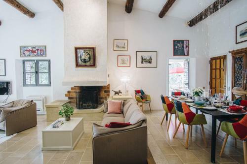 Maison Situ�e En Campagne Et Au Calme � Gordes