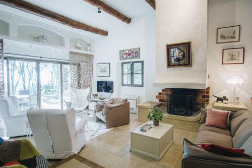 Maison Situ�e En Campagne Et Au Calme � Gordes