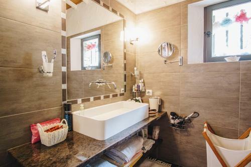 Maison Situ�e En Campagne Et Au Calme � Gordes