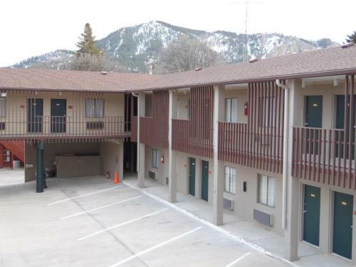Bear Lodge Motel