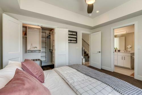 Spacious Midtown Haven With Sweeping Mtn Views!