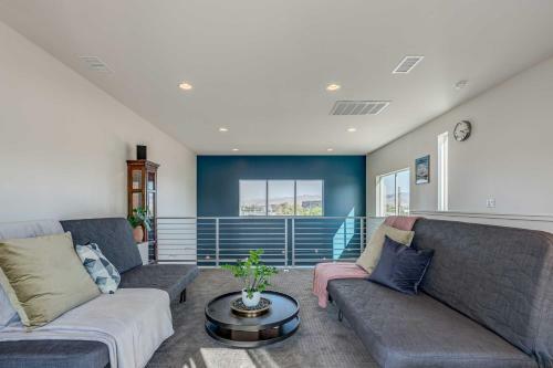 Spacious Midtown Haven With Sweeping Mtn Views!