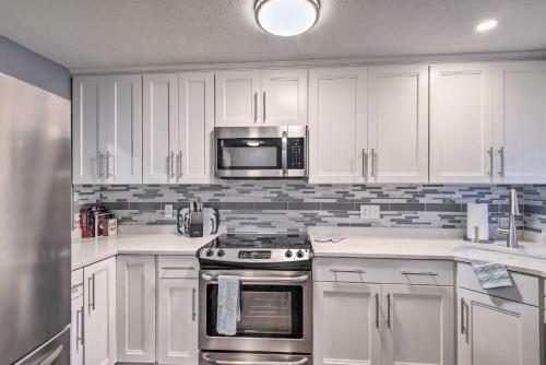 Laconia Townhome With Deck About 1 Mile To Beach!