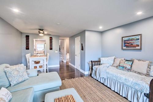 Laconia Townhome With Deck About 1 Mile To Beach!