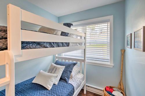 Laconia Townhome With Deck About 1 Mile To Beach!