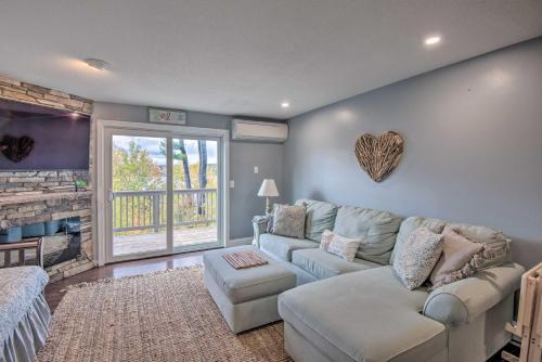 Laconia Townhome With Deck About 1 Mile To Beach!
