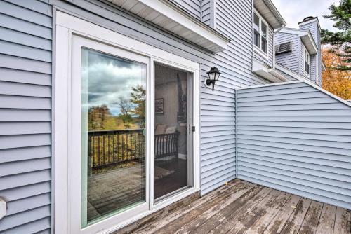 Laconia Townhome With Deck About 1 Mile To Beach!