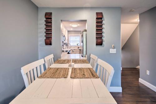 Laconia Townhome With Deck About 1 Mile To Beach!