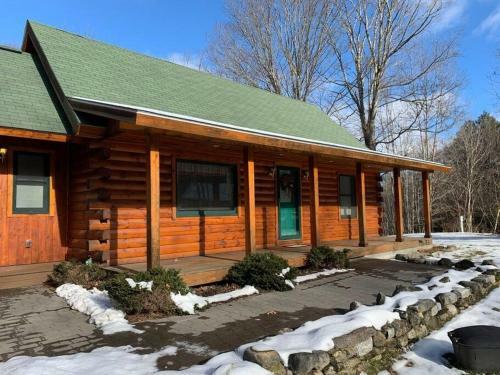 Pinewood Lodge Cozy Pet Friendly Log Cabin