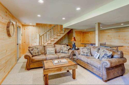 Oe Beautiful Modern Log Home On 17 Acres, Private, Views, Fire Pit, Ping Pong, AC