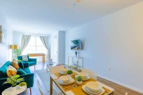 Apartamento *king Bed Ideal For Long Stays W/ Foosball Table!*