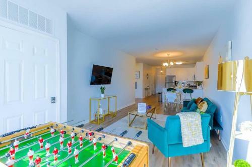 Apartamento *king Bed Ideal For Long Stays W/ Foosball Table!*