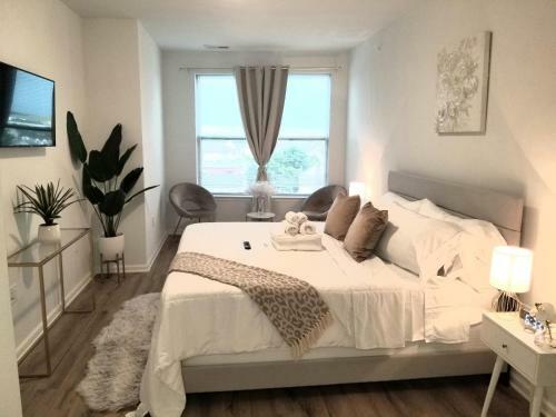 Apartamento *king Bed Ideal For Long Stays W/ Foosball Table!*