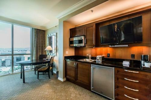 Signature Suites By Voyargo Deluxe Studio Strip View 1109