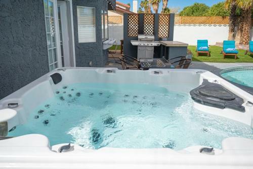 Lux Escape 6br, 3ba, Pool, Spa And Mini Golf 31 Days Only
