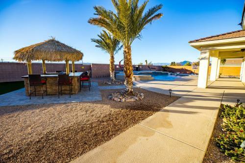 3400 Sqft House W/40ft Heated Pool/spa- Strip View