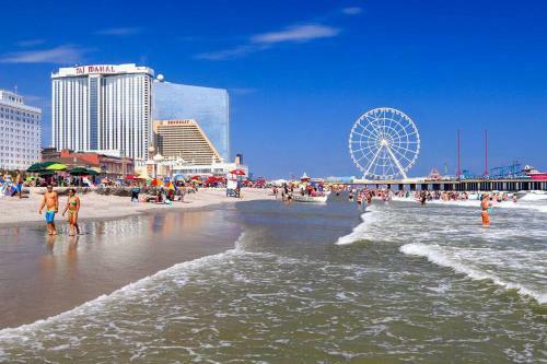 Beautiful Blue Bay Towers 3 Blocks From The Beach