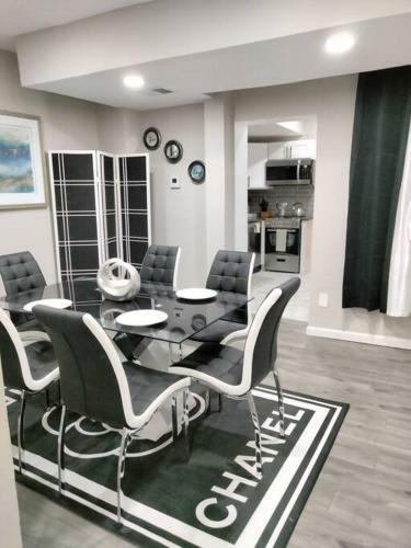 Beautiful Blue Bay Towers 3 Blocks From The Beach
