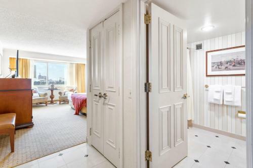 Posada Cozysuites Showboat Modern Beachside Hotel Room