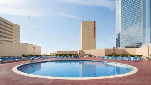 Posada Cozysuites Showboat Modern Beachside Hotel Room