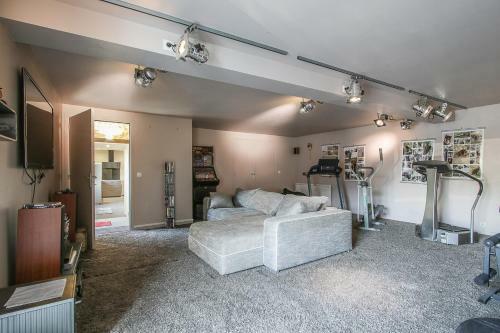 G�te de L'ardoisier The Slaty Place