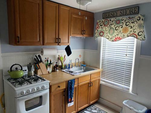 The Allenhurst, Apartment #18 - Bright Queen Studio With Bathroom, Kitchen, And Work Area