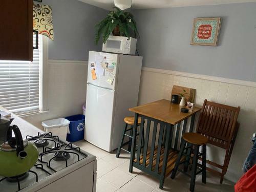 The Allenhurst, Apartment #18 - Bright Queen Studio With Bathroom, Kitchen, And Work Area
