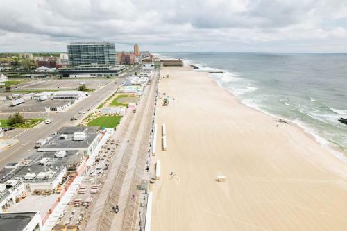 The Allenhurst, Apartment #18 - Bright Queen Studio With Bathroom, Kitchen, And Work Area
