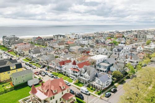 The Allenhurst, Apartment #18 - Bright Queen Studio With Bathroom, Kitchen, And Work Area