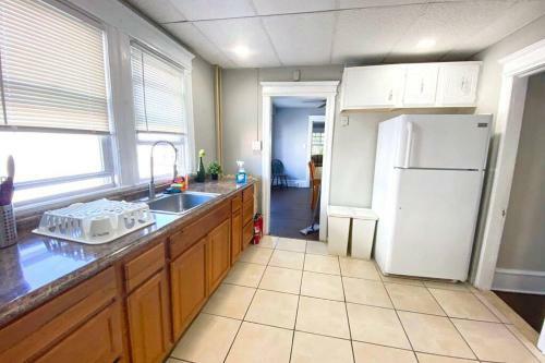 3 Bdrm Apartment With 6 Beds, Pet Friendly, 2 Blocks To Beach