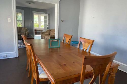 3 Bdrm Apartment With 6 Beds, Pet Friendly, 2 Blocks To Beach