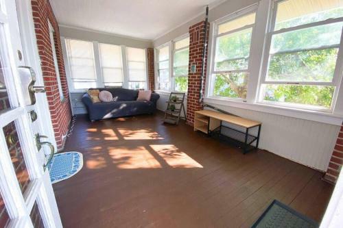 3 Bdrm Apartment With 6 Beds, Pet Friendly, 2 Blocks To Beach