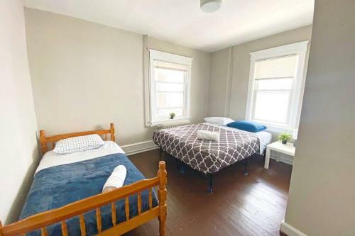 3 Bdrm Apartment With 6 Beds, Pet Friendly, 2 Blocks To Beach