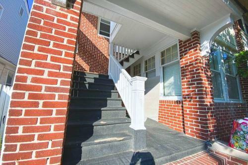 3 Bdrm Apartment With 6 Beds, Pet Friendly, 2 Blocks To Beach