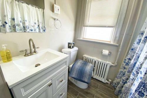3 Bdrm Apartment With 6 Beds, Pet Friendly, 2 Blocks To Beach