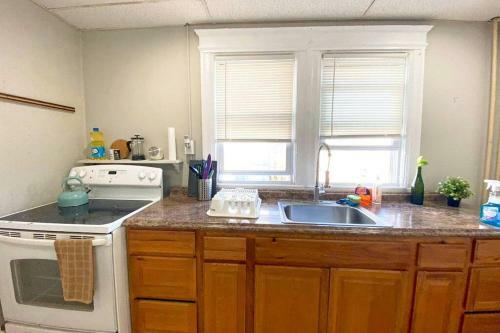 3 Bdrm Apartment With 6 Beds, Pet Friendly, 2 Blocks To Beach