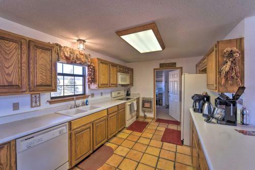 Hideaway With Sweeping Eagle Nest Lake Views!