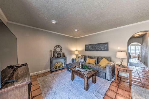 Spacious And Secluded Captain Getaway With Patio!