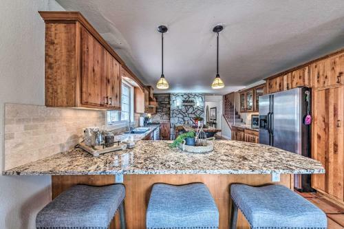 Spacious And Secluded Captain Getaway With Patio!
