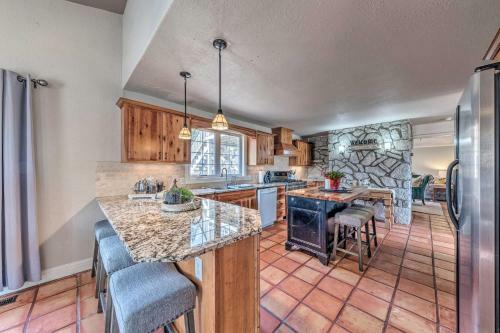 Spacious And Secluded Captain Getaway With Patio!