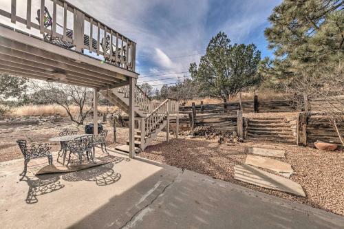 Spacious And Secluded Captain Getaway With Patio!